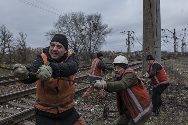 En av bilderna i projektet "Iron people". Järnvägsarbetarna Vitalii Yakovenko, Ivan Gordakov, Volodymyr Tihonenko och deras kollegor reparerar en del av järnvägen i regionen Izium som förstörts av rysk beskjutning.