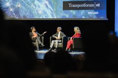 Moderator Karin Klingenstierna, biträdande professor Anders Peterson, LiU, och Catharina Elmsäter-Svärd, vd för Byggföretagen.