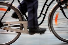 En suddig bild av en person som cyklar snabbt.