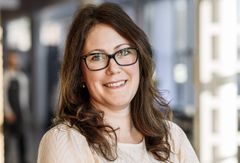 Porträtt kvinna med mörkt långt hår.