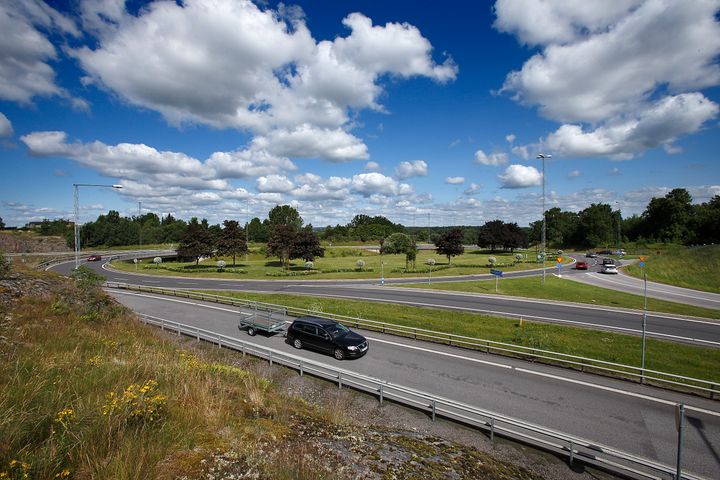 Bil med släp i rondell.