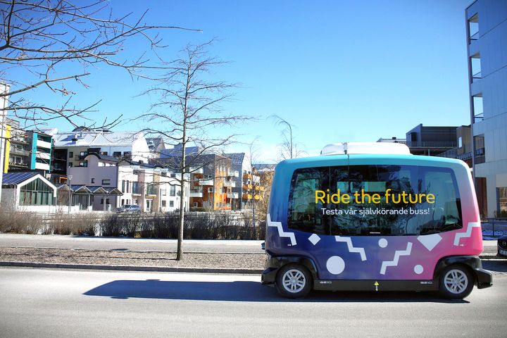 En självkörande buss kör genom Vallastaden i Linköping.