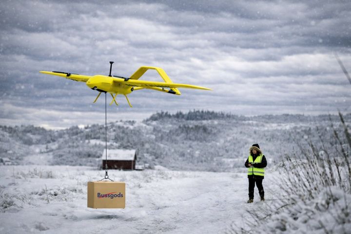 AI-genererad bild av en drönare som transporterar en låda i ett snöigt landskap.