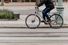En person cyklar på en stadsgata.