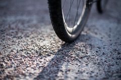 Cykeldäck på grusväg.