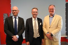 Tillträdande GD Mattias Viklund, statsrådet Andreas Carlson och avgående GD Tomas Svensson.