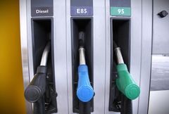 Tre bensinpumpar.