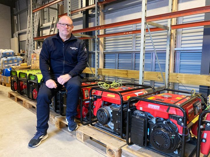 Göran Nyman sitter på ett elverk.