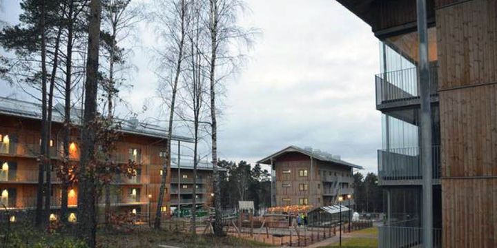 Flerbostadshus%20med%20t%E4nda%20lampor%20i%20trappuppg%E5ngarna.%20Framf%F6r%20syns%20en%20lekpark.