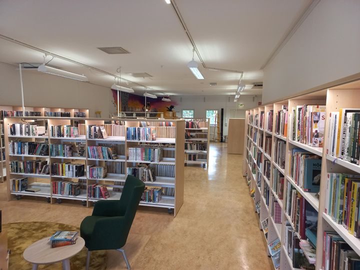 När Tenhults bibliotek öppnar efter renoveringen är det nya möbler och nymålande väggar – men också möjligt att besöka biblioteket när inte personal finns på plats.