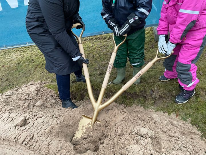 Ett av spadtagen togs av rektor och elever för Rosenlundsskolans anpassade grundskola