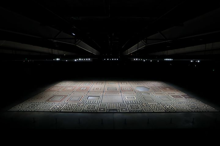 Dana Awartani, som senast deltog i den prestigefyllda Venedigbiennalen, har fått uppdraget att arbeta med ett skissförslag för badets inomhusmiljö. Här en bild som heter: Standing by the Ruins of Aleppo.