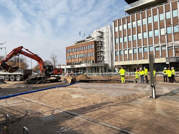 grävmaskin som gräver i hålet efter vattenläckan.