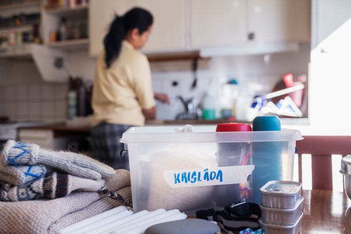 En krislåda hemma är viktigt för att klara en samhällsstörning.