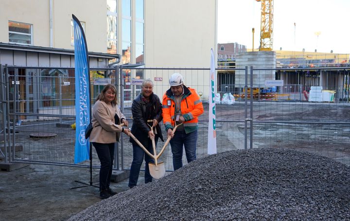 Första spadtaget för nya musikhuset. Medverkande Lynn Carlsson, tekniska nämnden, Carina Sjögren, utbildnings- och arbetsmarknadsnämnden, Martin Alexandersson, Peab