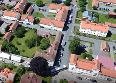 Drönarbild över en korsning där bilar och en buss möts. Svängen i korsningen är för snäv för bussen, vilket gör att bussen står snett över körfälten i båda riktningar.