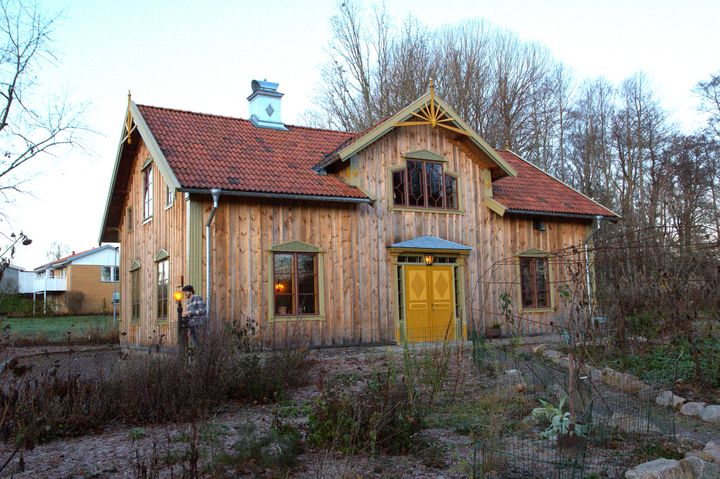 Tr%E4hus%20p%E5%20tv%E5%20v%E5ningar%20med%20gr%F6n%20och%20lummig%20tr%E4dg%E5rd%20intill.