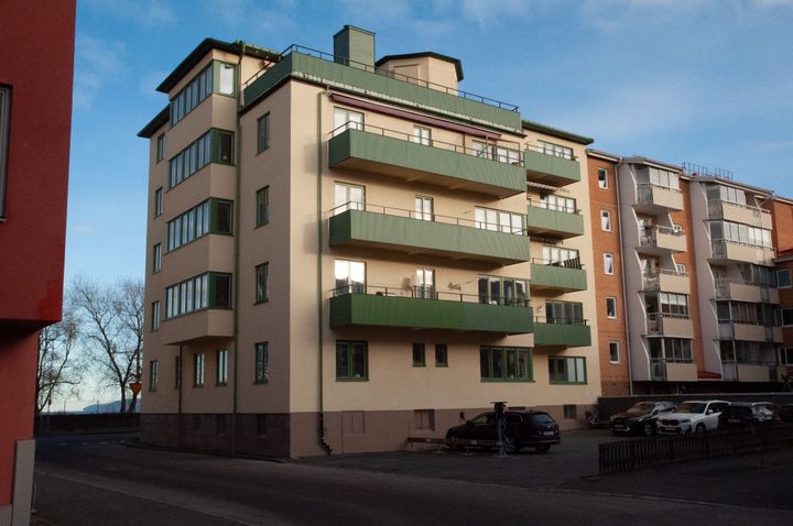 Fasaden%20p%E5%20ett%20flerbostadshus%20med%20stora%2C%20gr%F6na%20balkonger.