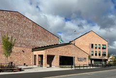 Bottnarydsskolan - en tegelbyggnad i olika höjder.