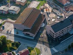 Bottnarydsskolan från ovan, med dess två byggnader med olika höhd. Intill syns andra byggnader och kringliggande gator.