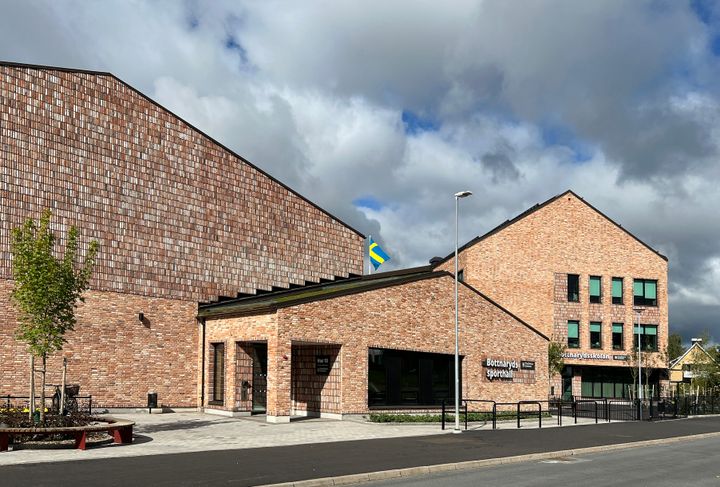 Tegelbyggnad i olika nivåer, med texten Bottnaryds sporthall på ena delen och Bottnarydsskolan på en annan.