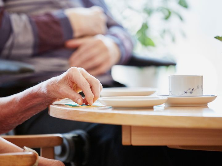 Bord, kaffekoppar, kaffefat, händer.