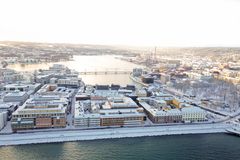 drönarbild/vy över stadskärna med sjöar på båda sidor.