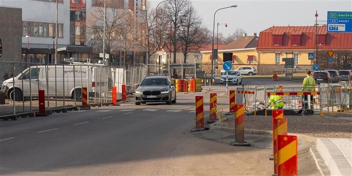 Ett pågående vägarbete. Bil kör i ena vägfältet.