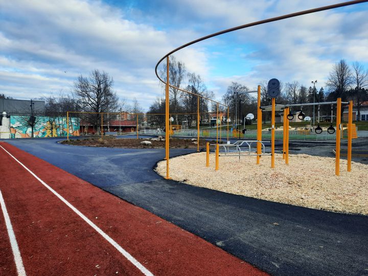 Löparbana, klätterställningar och utegym.