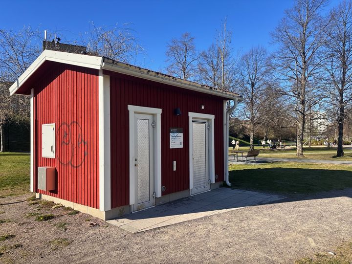 En av de offentlig toaletterna, i Friaredalen, som berörs av piloten.
