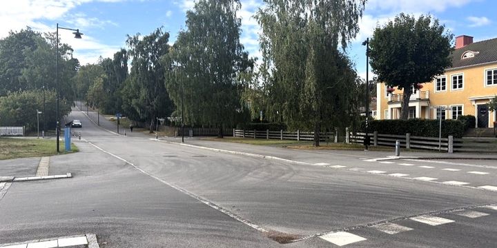 Vägkorsning i bostadsområde.