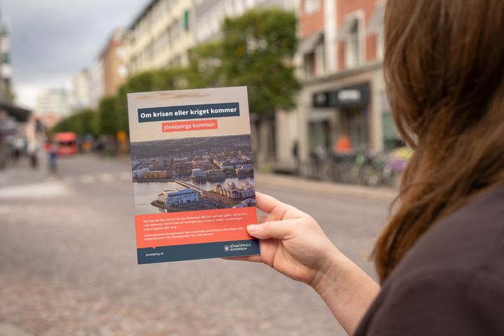 Den nya broschyren, som är en lokal variant av MCF:s broschyr "Om krisen eller kriget kommer" delas ut till alla hushåll i Jönköpings kommun inför beredskapsveckan i slutet på september.