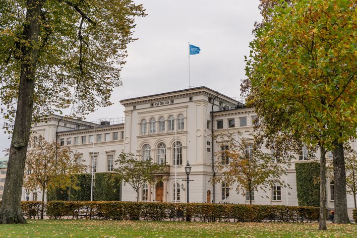 I Rådhuset arbetar kommundirektören och här finns även kommunens politiska styre.