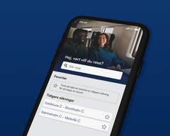 Närbild på mobiltelefon där du ser biljettbokning för tåg på mobilskärmen.