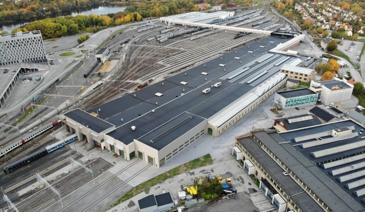 Bild ovanifrån över verkstadslokaler med tåg och spår