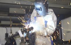 Svetsare i skydsutrustning