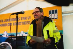 Stefan Engdahl, vd SKB, talar inför att det första spadtaget tas.