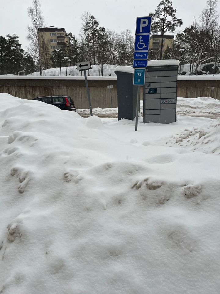 Snöhög på parkeringsplats för person med nedsatt rörelseförmåga