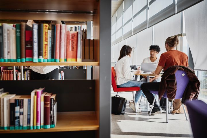 På universitet och högskola studerar nästan 70 procent med studiestöd från CSN.