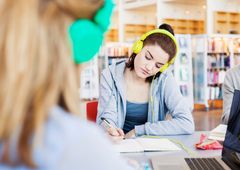 Från och med 2026 blir studiemedlet lite högre. En studerande med fullt studiemedel får då 13 592 kr för fyra veckors studier.