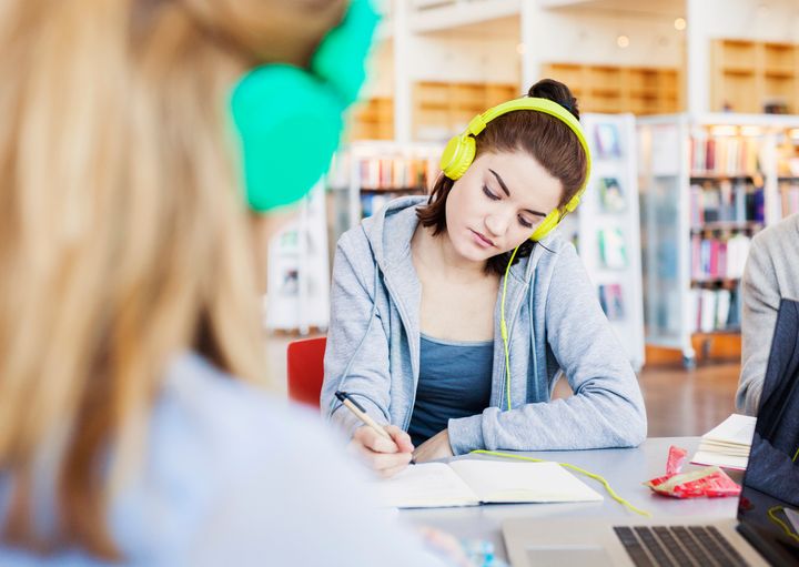 Från och med 2026 blir studiemedlet lite högre. En studerande med fullt studiemedel får då 13 592 kr för fyra veckors studier.