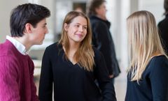 De som började studera direkt efter gymnasiet hade lägre genomsnittlig studieskuld än de som väntade tre år.