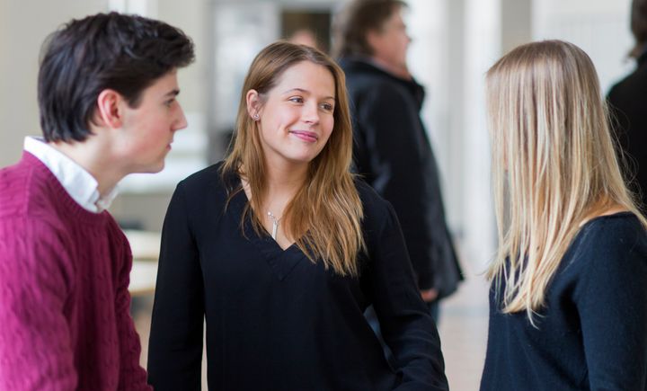 De som började studera direkt efter gymnasiet hade lägre genomsnittlig studieskuld än de som väntade tre år.