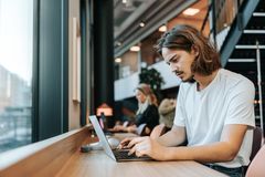 Den genomsnittliga studieskulden bland de som ska börja betala tillbaka på sitt studielån har ökat under flera år.