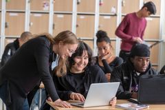 Antalet studerande som får extra tillägg till sitt studiebidrag på gymnasiet har minskat kraftigt under de senaste åren.