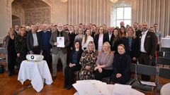 Foto på en grupp människor på Uppsala slott som signerat hållbarhetslöften.