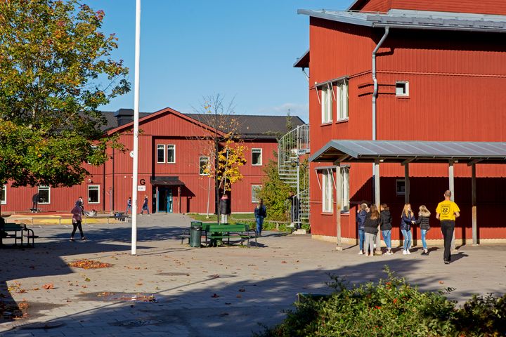 Örsundsbroskolan en röd träbyggnad, foto.