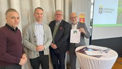 Foto på kommundirektör Daniel Jansson-Hammargren, oppositionsråd Jesper Englundh (S), kommunstyrelsens ordförande Peter Book (M) och landshövding Stefan Attefall. Stefan Attefall håller upp hållbarhetslöftena som de precis signerat.