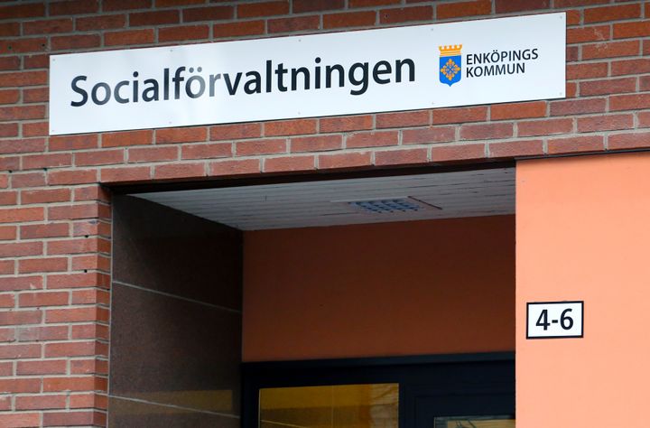 Ingången till socialförvaltningen på Källgatan. Foto.