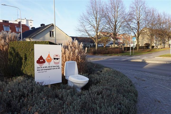 Under vecka 47 kan man se toaletter med budskap i flera rondeller i Enköping.